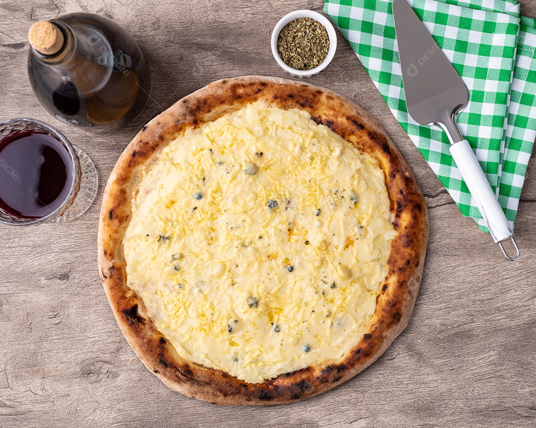 Pizza quatro queijos com vinho sobre fundo de pedra