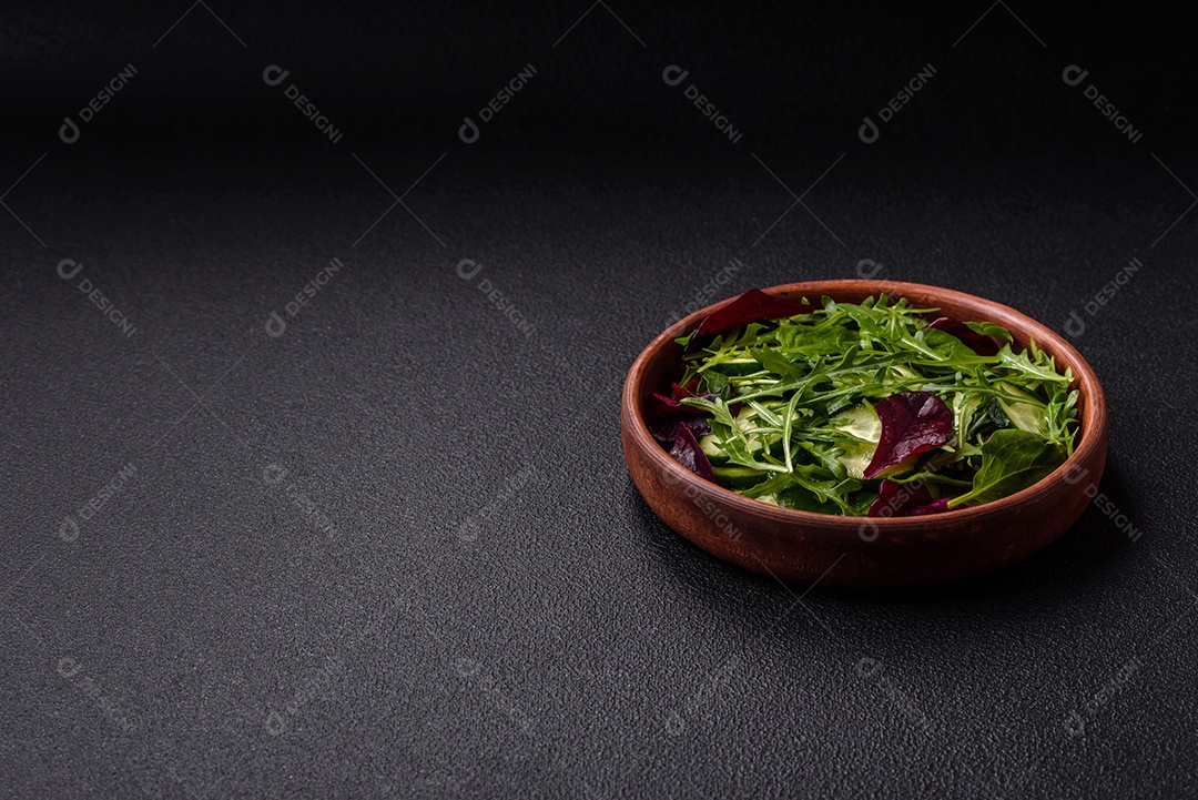 Deliciosos donuts doces e brilhantes com creme em um fundo liso. Atributo da tabela de feriados