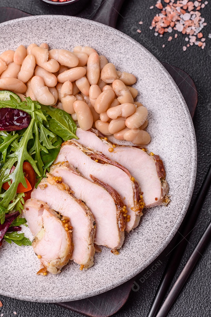 Deliciosa salada suculenta com salmão, tomate, pepino, ervas, sementes de abóbora, sal e especiarias em uma placa cerâmica sobre um fundo escuro de concreto