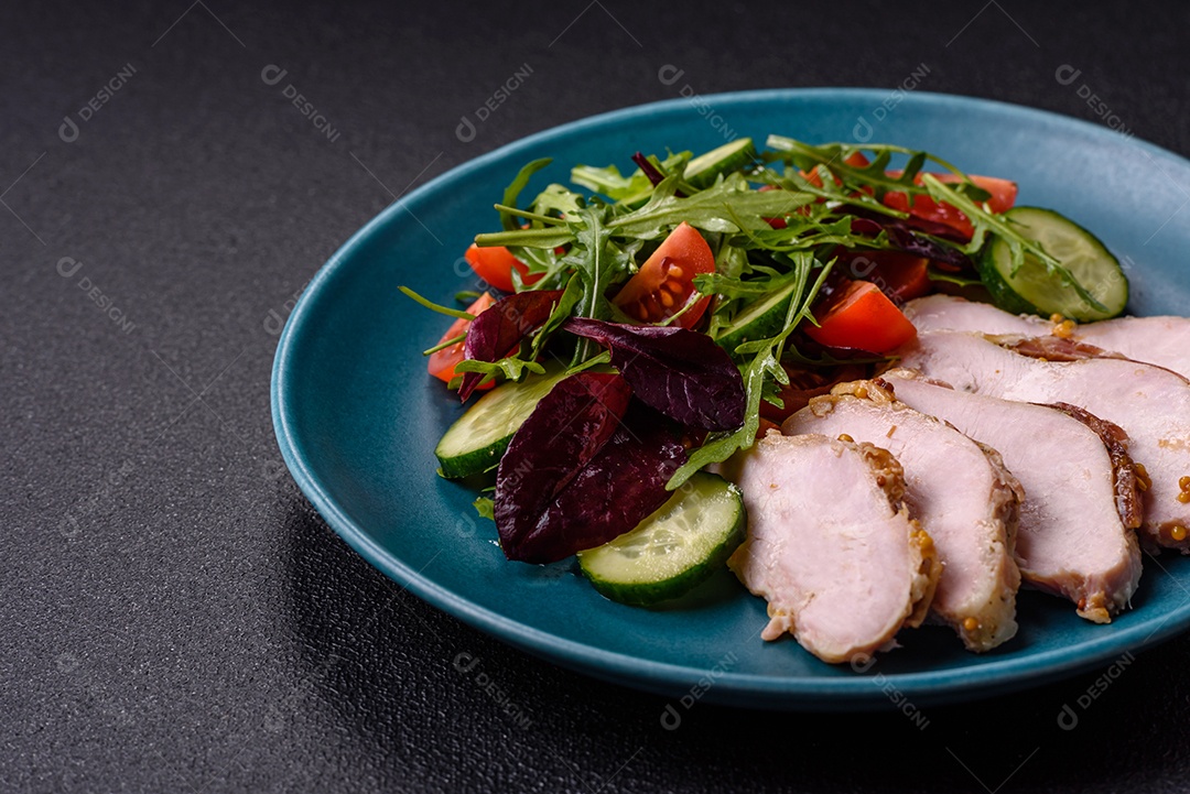 Deliciosa salada suculenta com salmão, tomate, pepino, ervas, sementes de abóbora, sal e especiarias em uma placa cerâmica sobre um fundo escuro de concreto