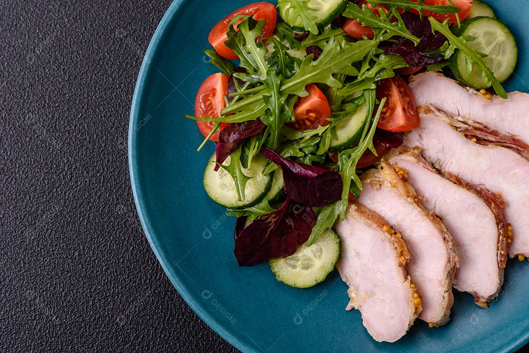 Deliciosa salada suculenta com salmão, tomate, pepino, ervas, sementes de abóbora, sal e especiarias em uma placa cerâmica sobre um fundo escuro de concreto