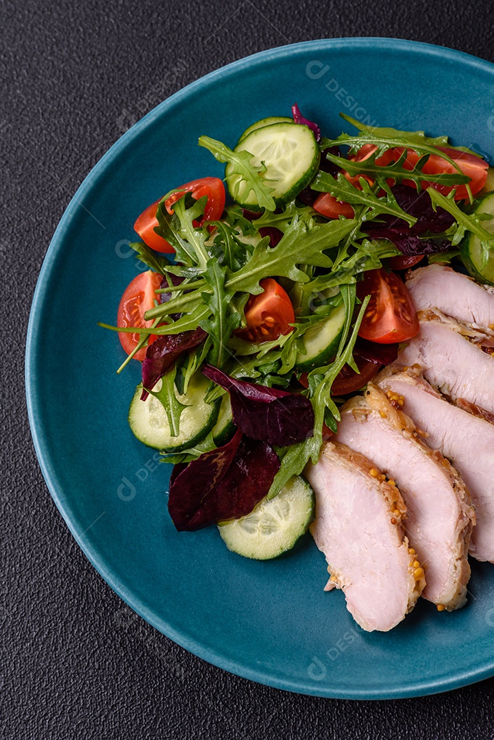Deliciosa salada suculenta com salmão, tomate, pepino, ervas, sementes de abóbora, sal e especiarias em uma placa cerâmica sobre um fundo escuro de concreto