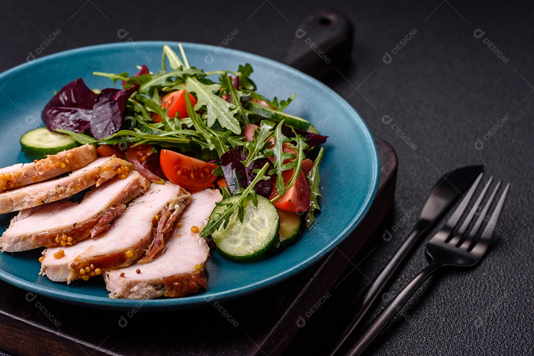 Deliciosa salada suculenta com salmão, tomate, pepino, ervas, sementes de abóbora, sal e especiarias em uma placa cerâmica sobre um fundo escuro de concreto