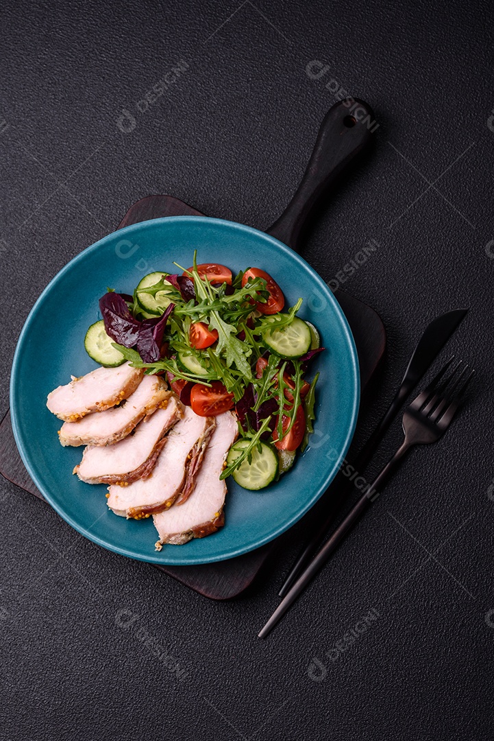 Deliciosa salada suculenta com salmão, tomate, pepino, ervas, sementes de abóbora, sal e especiarias em uma placa cerâmica sobre um fundo escuro de concreto