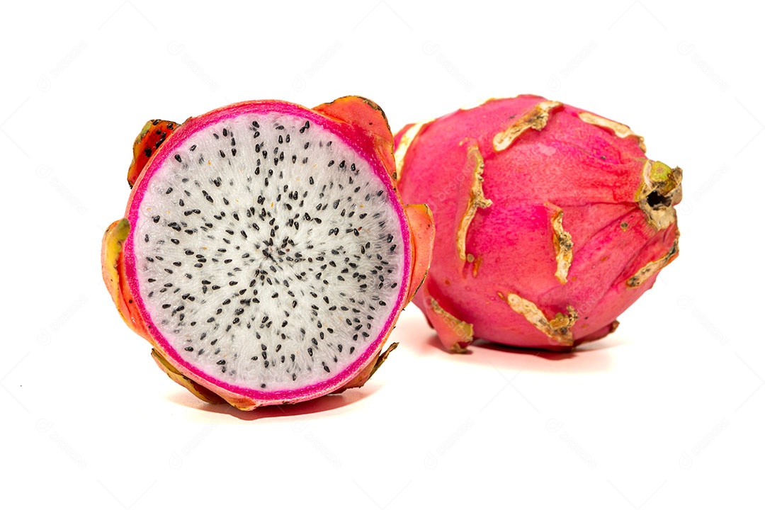 Pitaia ou fruta do dragão isolada em um fundo branco