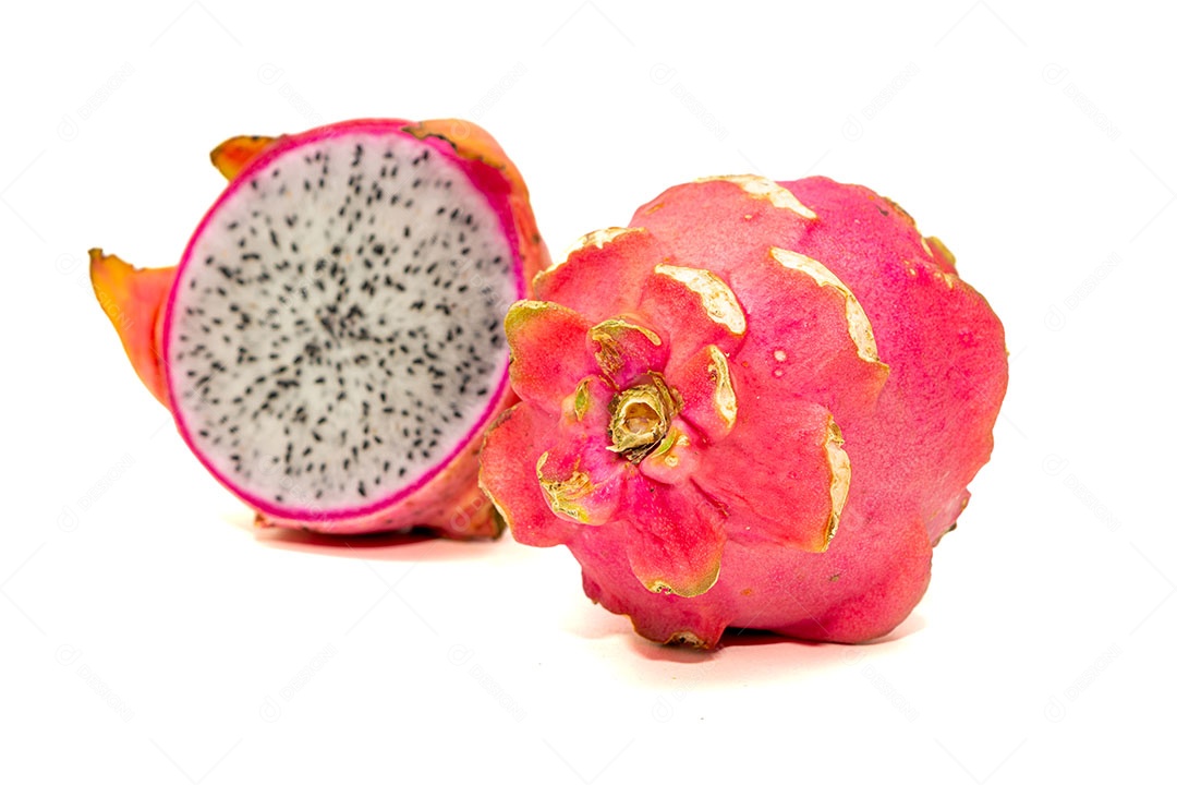 Pitaia ou fruta do dragão isolada em um fundo branco