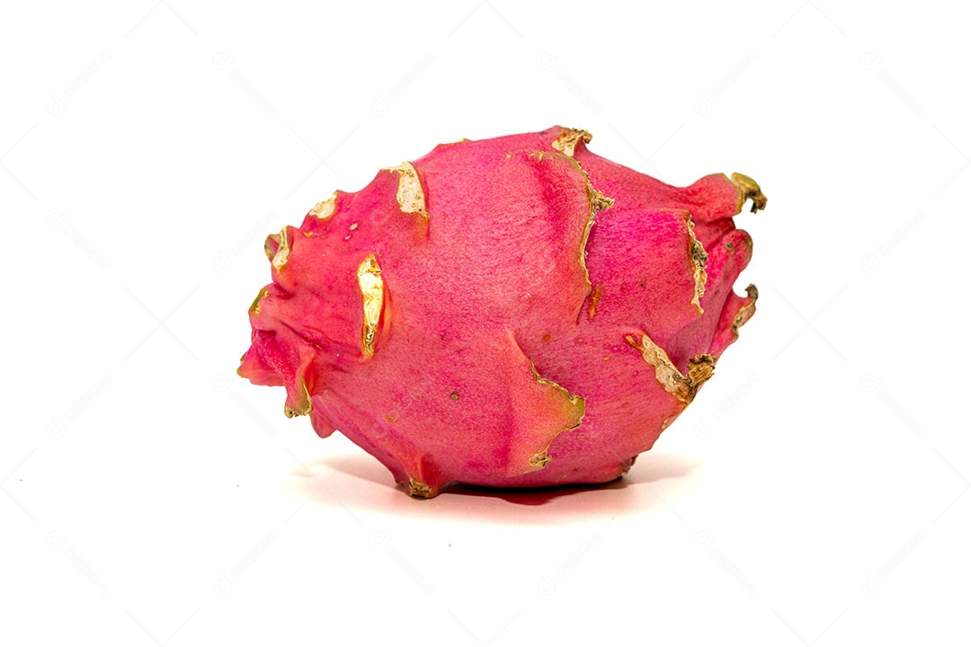 Pitaia ou fruta do dragão isolada em um fundo branco