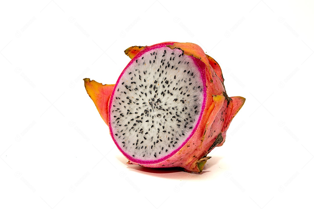 Pitaia ou fruta do dragão isolada em um fundo branco