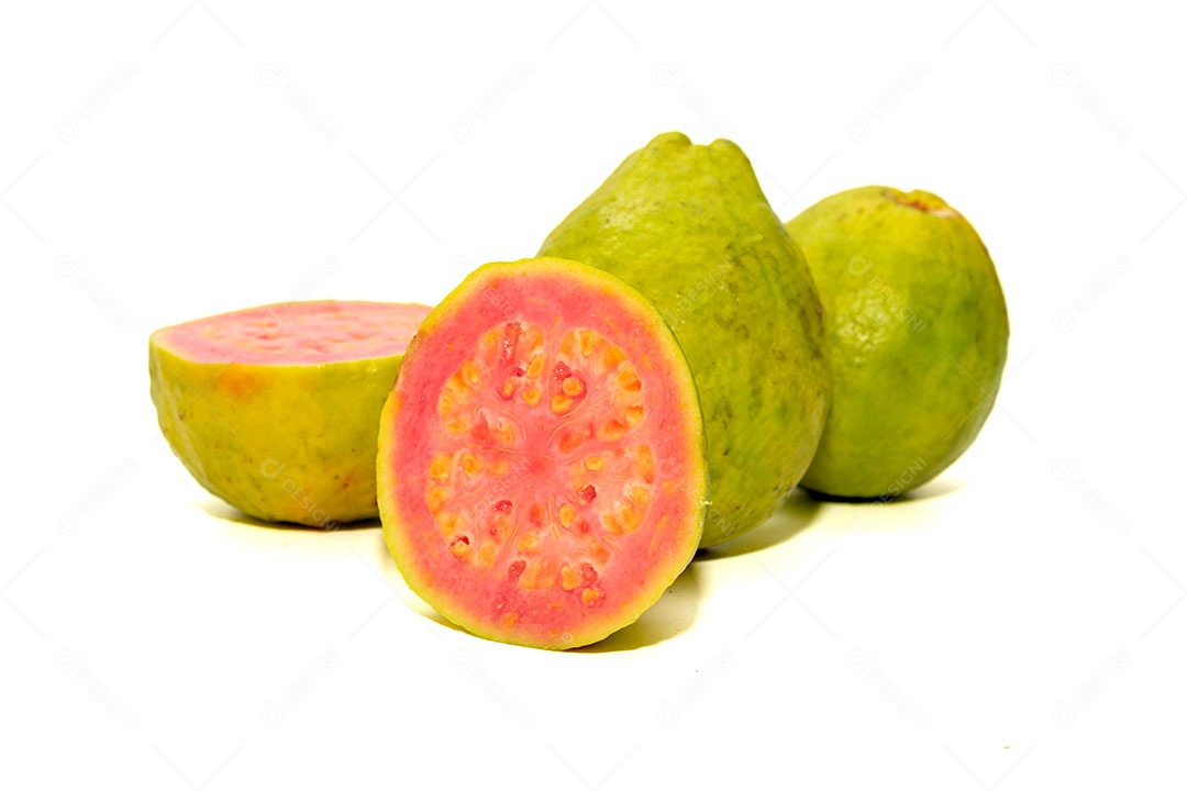 Goiaba isolada em fundo branco