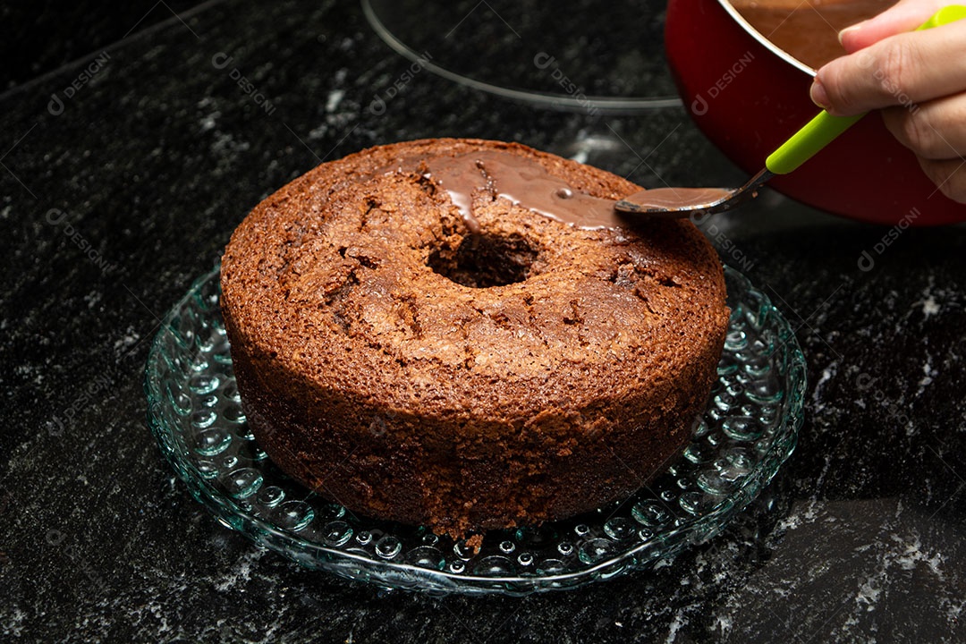 Bolo de chocolate sendo preparado sobre um fundo de mármore