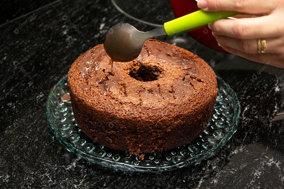 Bolo de chocolate sendo preparado sobre um fundo de mármore