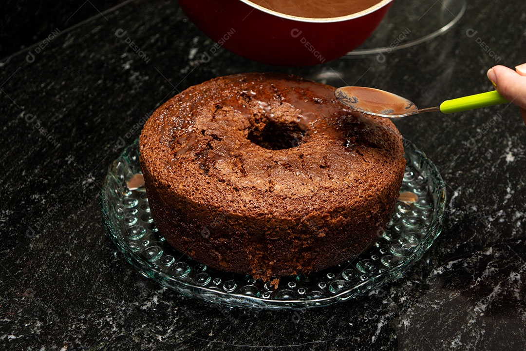 Bolo de chocolate sendo preparado sobre um fundo de mármore