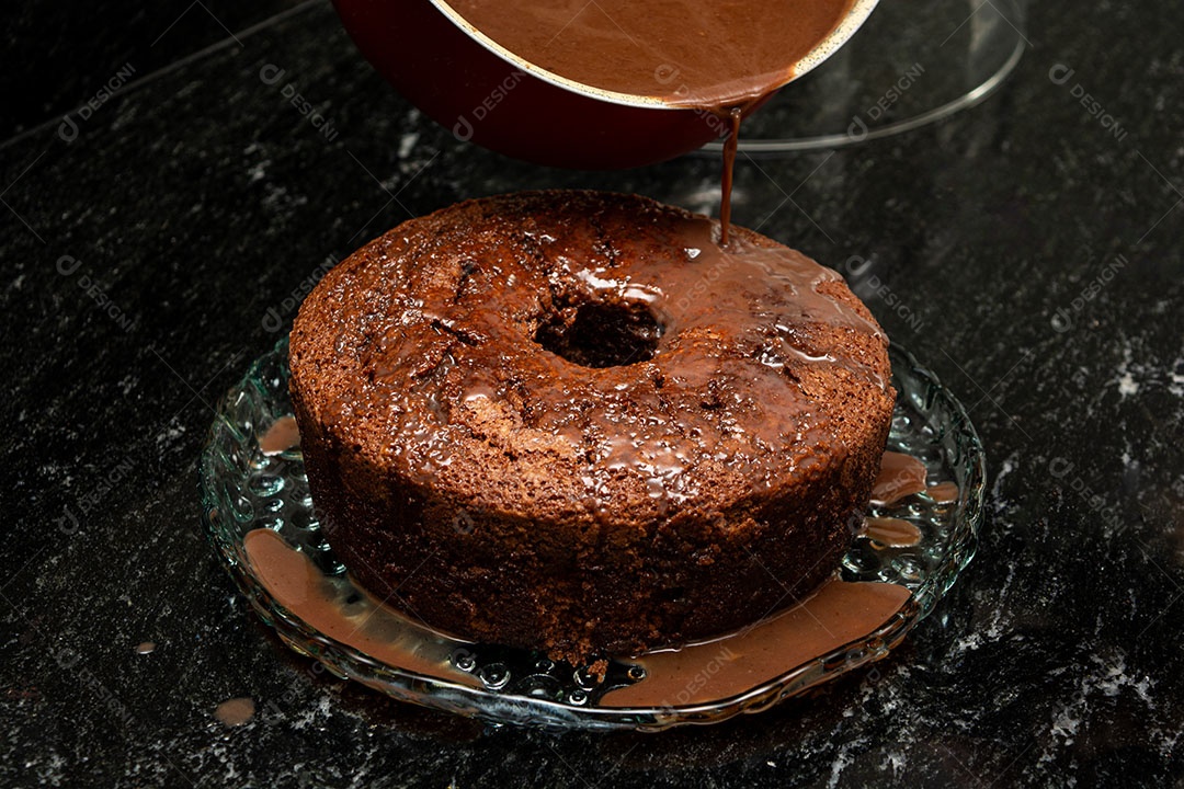 Bolo de chocolate sendo preparado sobre um fundo de mármore