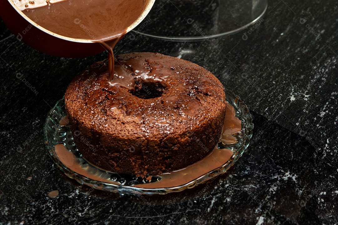 Bolo de chocolate sendo preparado sobre um fundo de mármore