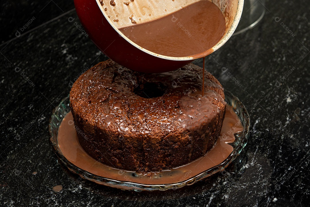 Bolo de chocolate sendo preparado sobre um fundo de mármore