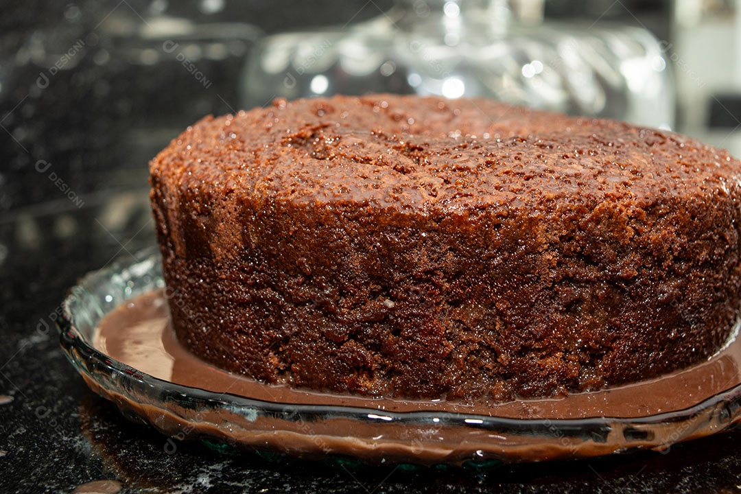 Bolo de chocolate sendo preparado sobre um fundo de mármore