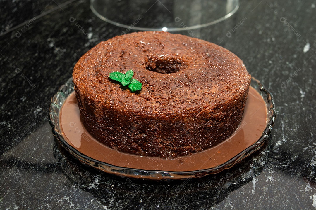 Bolo de chocolate sobre um fundo escuro de mármore