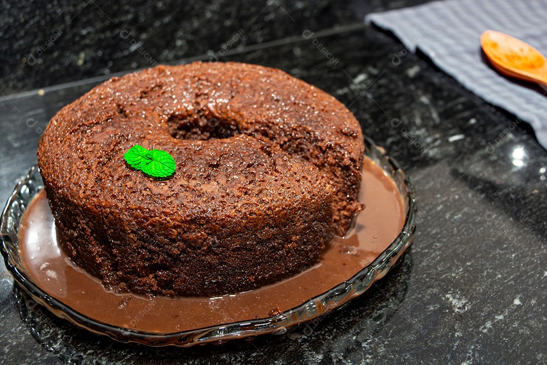 Bolo de chocolate sobre um fundo escuro de mármore