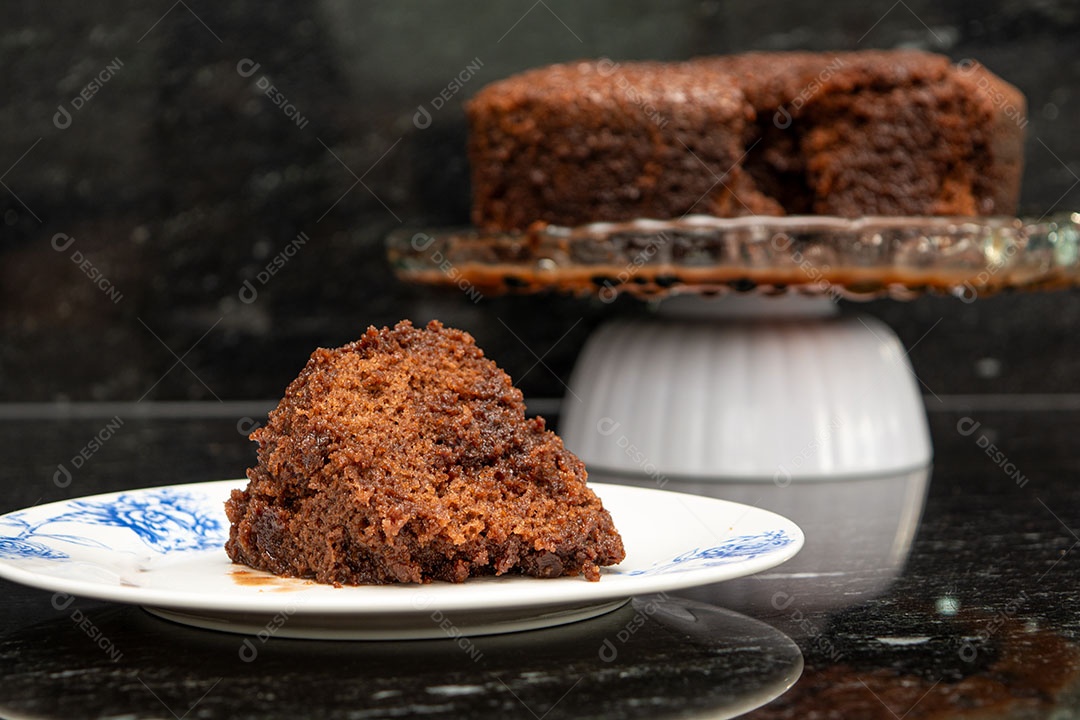 Bolo de chocolate sobre um fundo escuro de mármore
