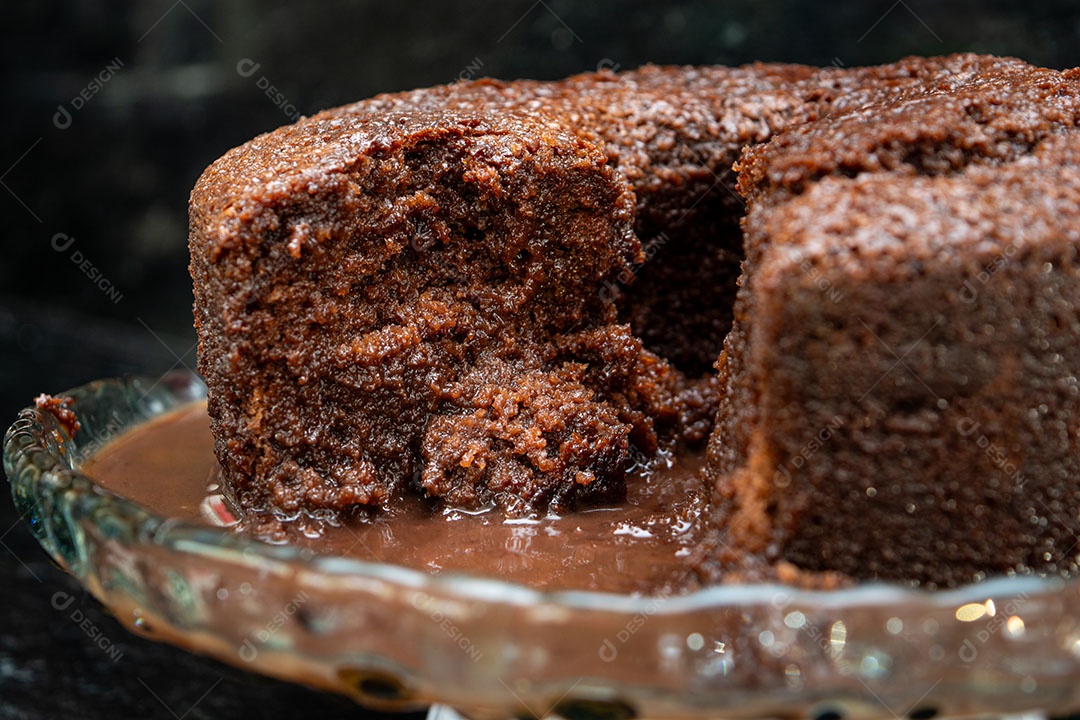 Bolo de chocolate sobre um fundo escuro de mármore