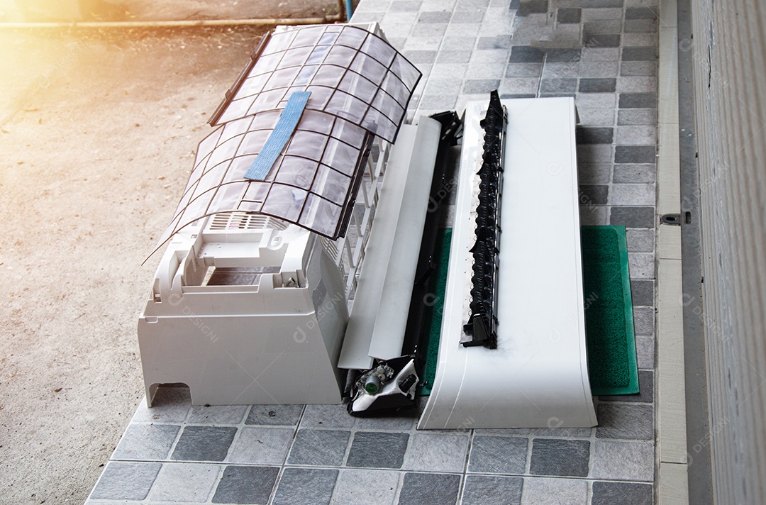 Peças desmontadas do ar condicionado peças de limpeza