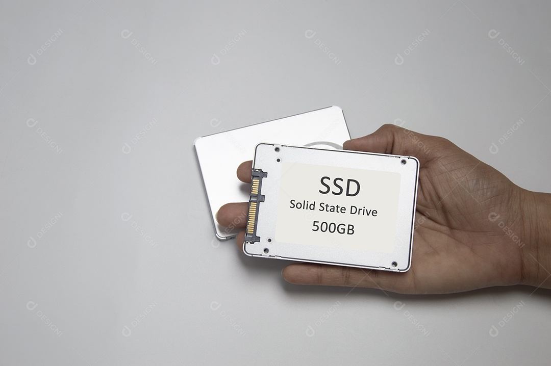Unidade de disco SSD colocada em fundo branco