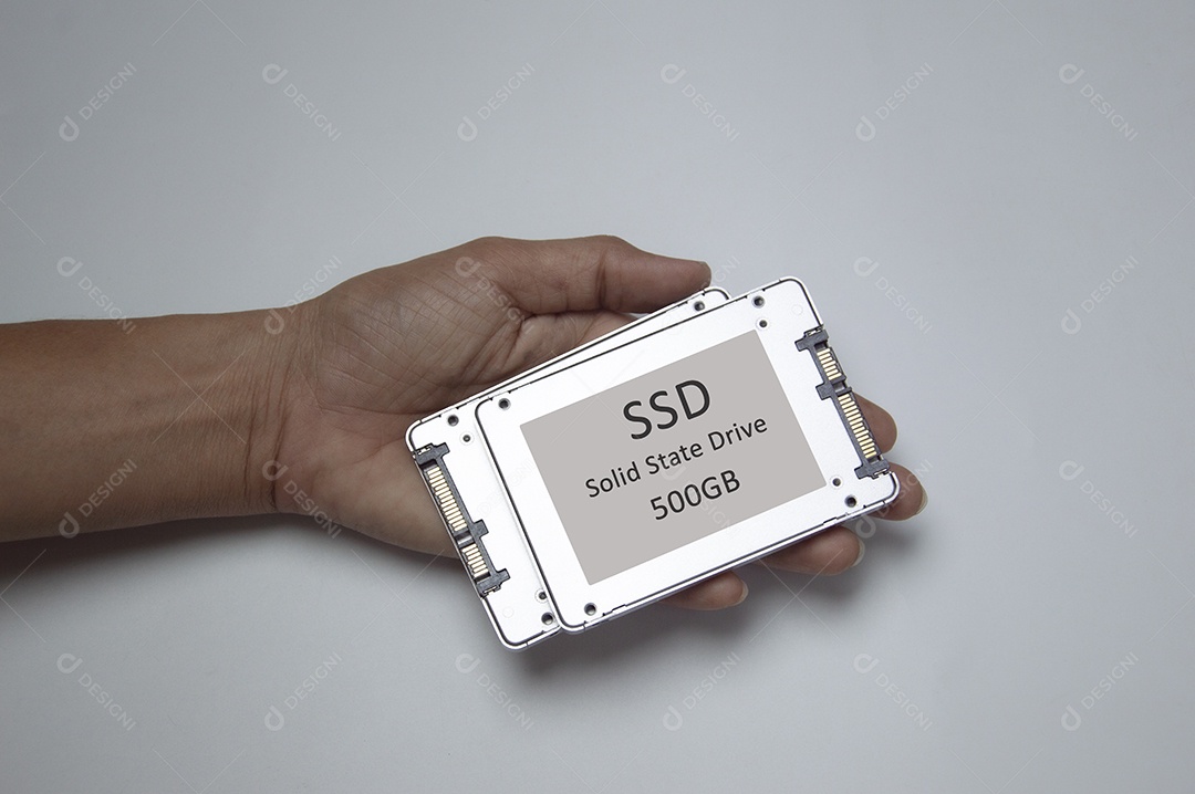 Unidade de disco SSD colocada em fundo branco
