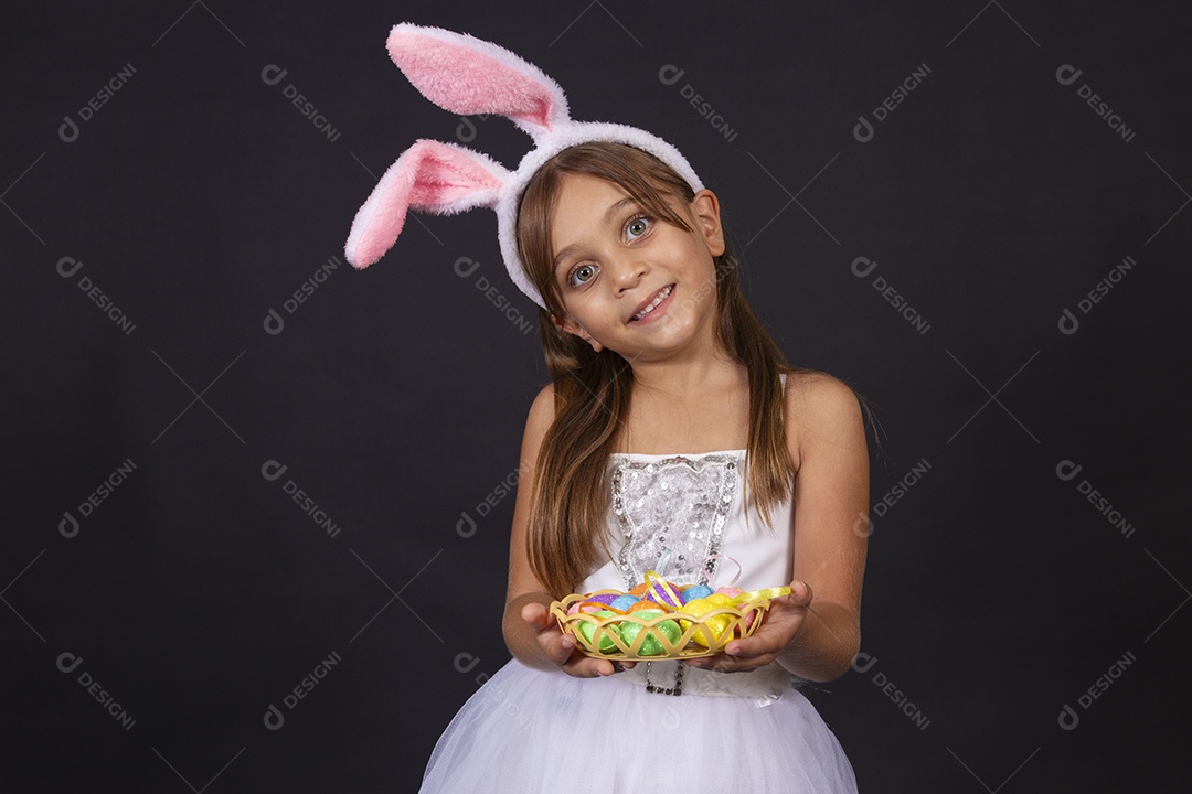 Linda garotinha fantasida celebrando páscoa