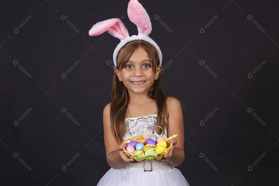 Linda garotinha fantasida celebrando páscoa