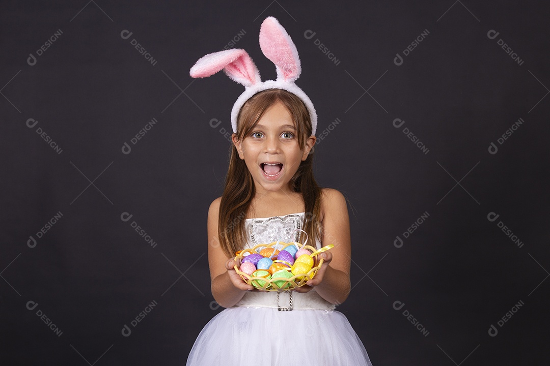 Linda garotinha fantasida celebrando páscoa