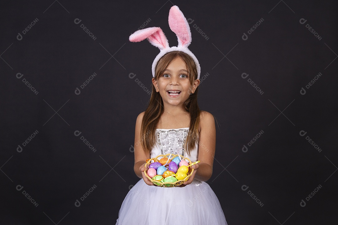 Linda garotinha fantasida celebrando páscoa