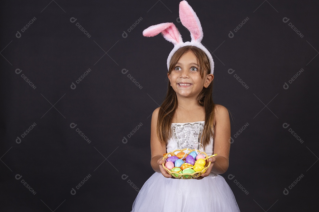 Linda garotinha fantasida celebrando páscoa