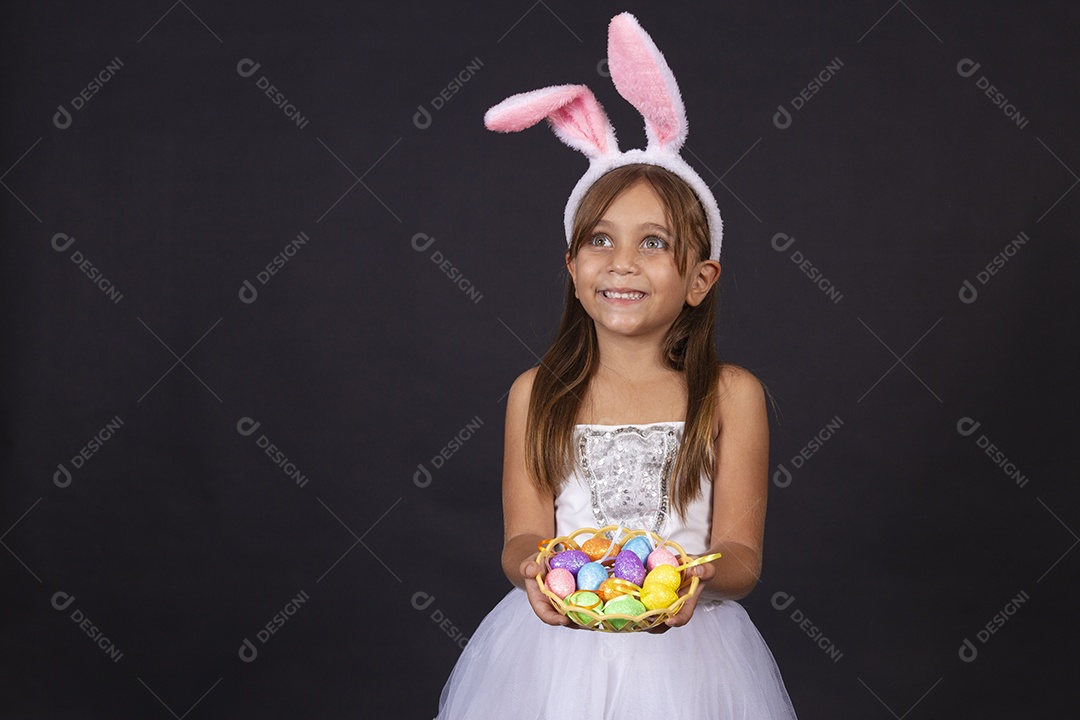 Linda garotinha fantasida celebrando páscoa