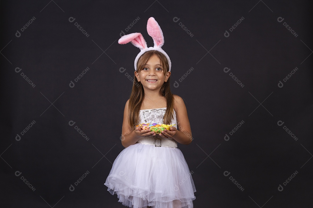 Linda garotinha fantasida celebrando páscoa