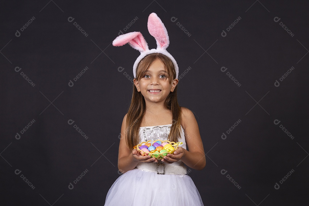 Linda garotinha fantasida celebrando páscoa