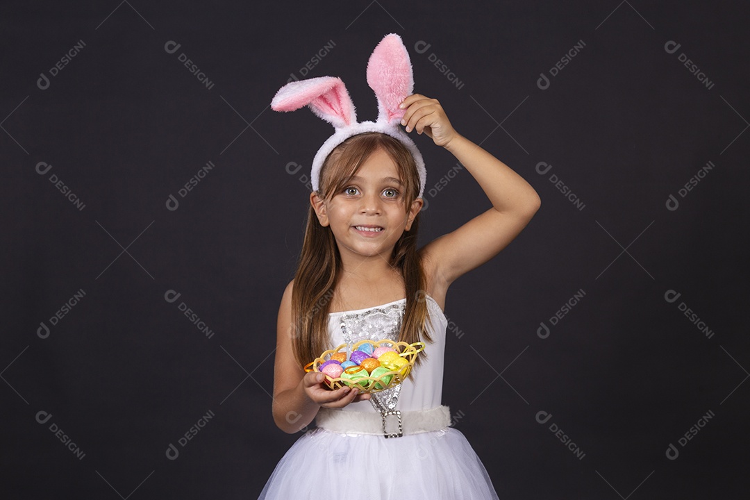Linda garotinha fantasida celebrando páscoa