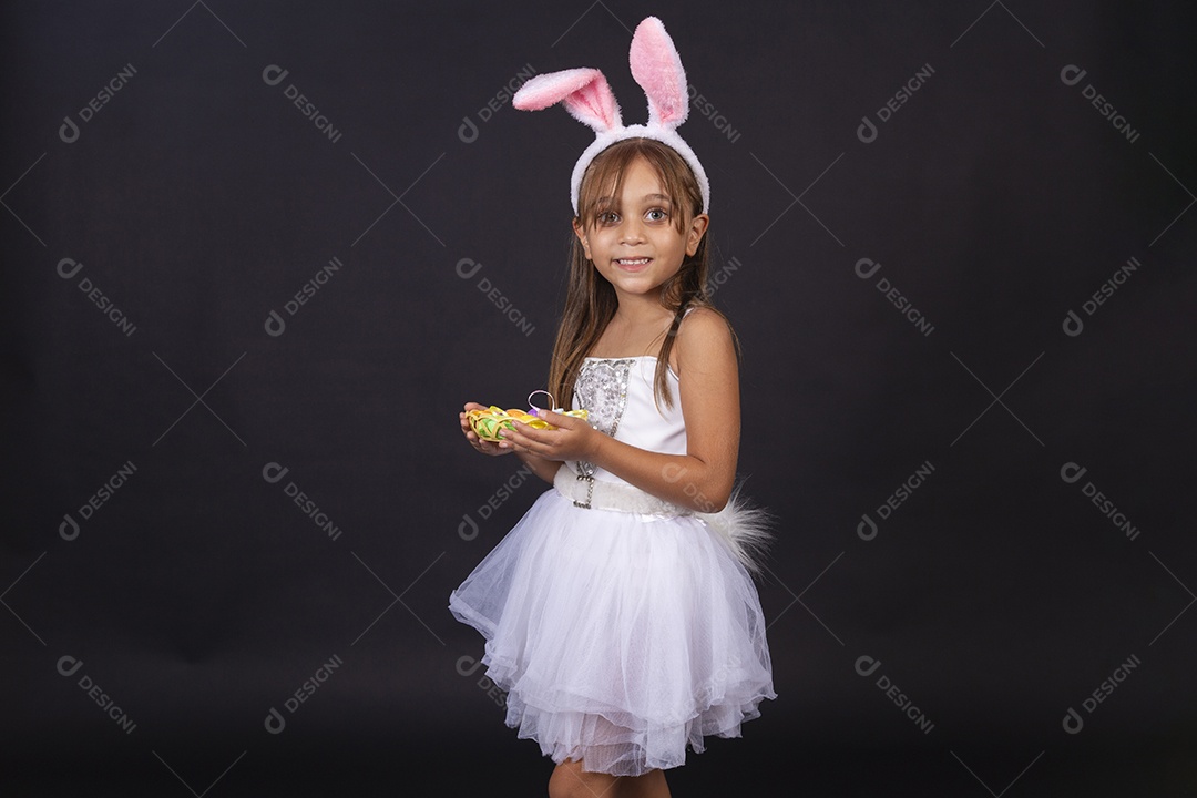 Linda garotinha fantasida celebrando páscoa