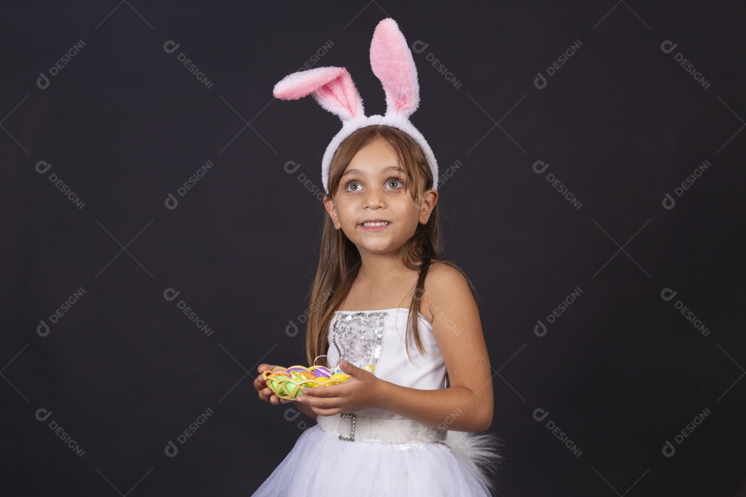 Linda garotinha fantasida celebrando páscoa