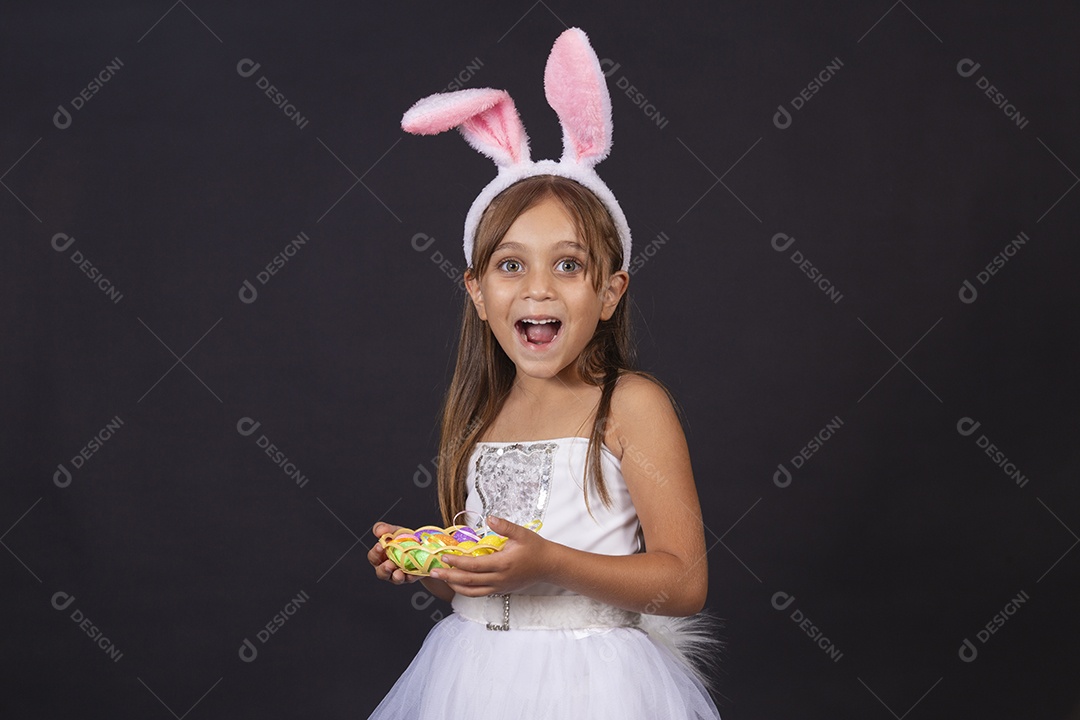 Linda garotinha fantasida celebrando páscoa