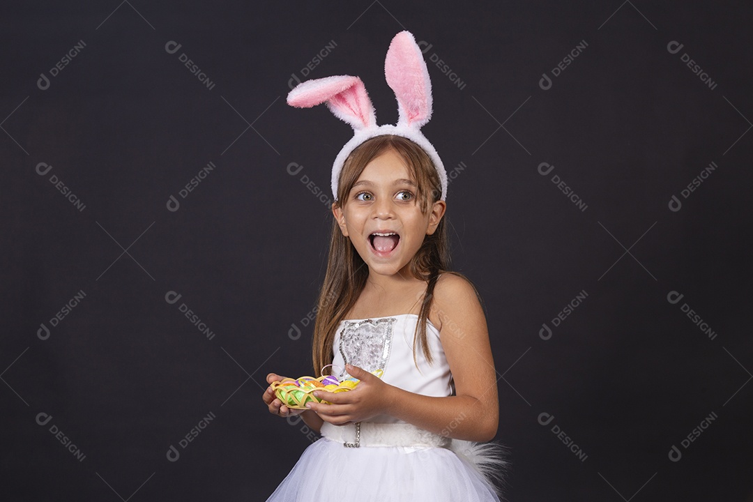 Linda garotinha fantasida celebrando páscoa