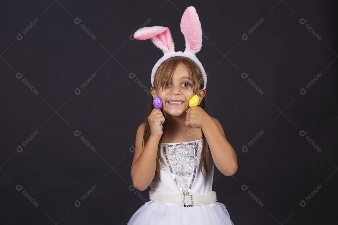 Linda garotinha fantasida celebrando páscoa