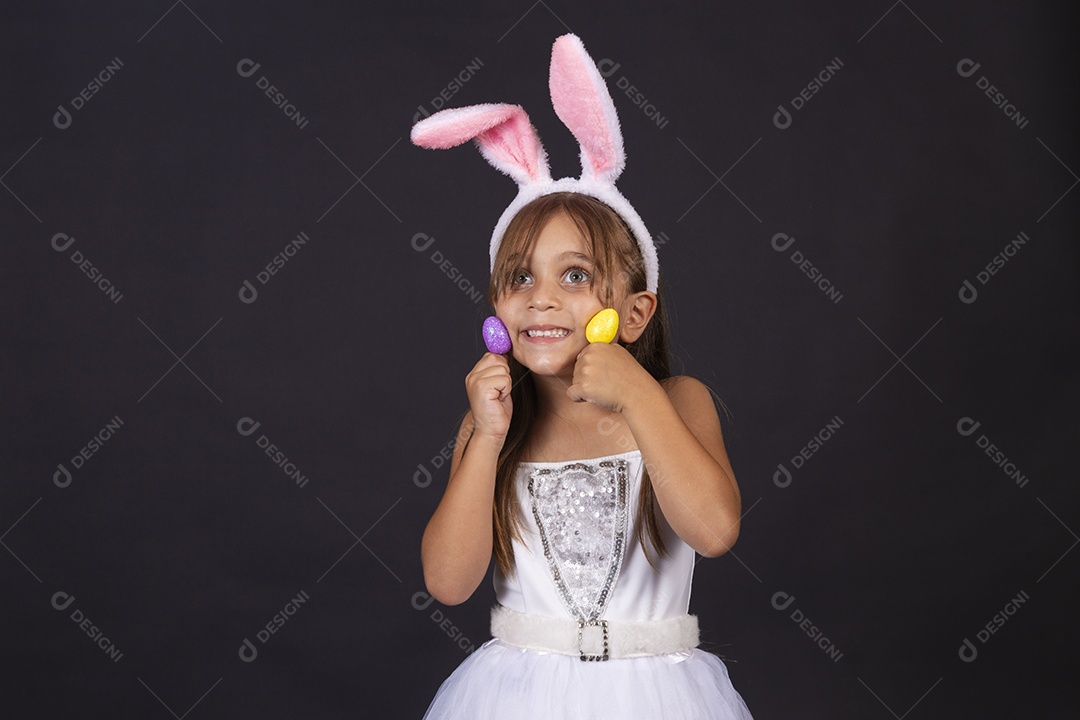 Linda garotinha fantasida celebrando páscoa