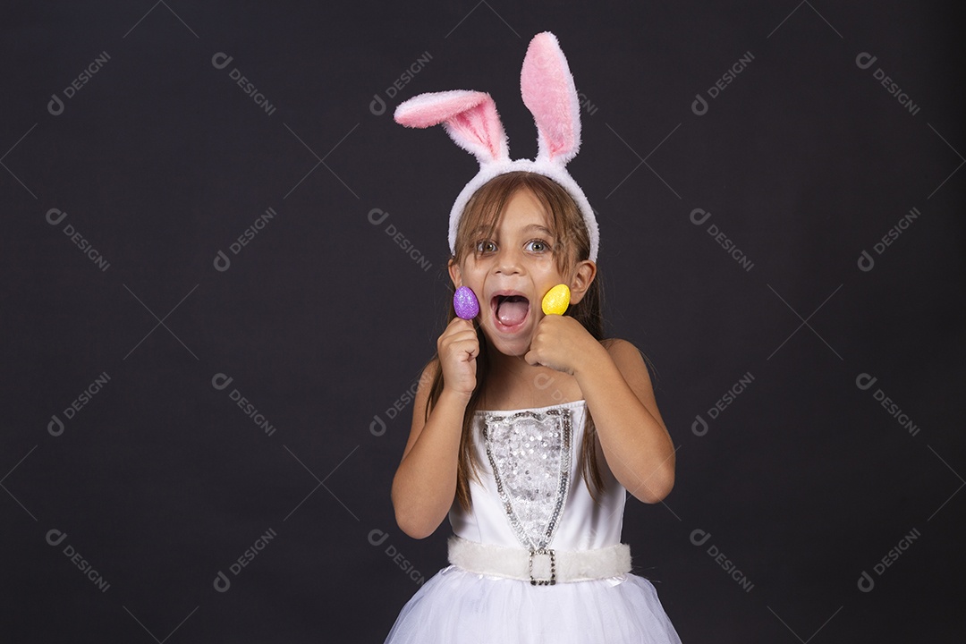 Linda garotinha fantasida celebrando páscoa
