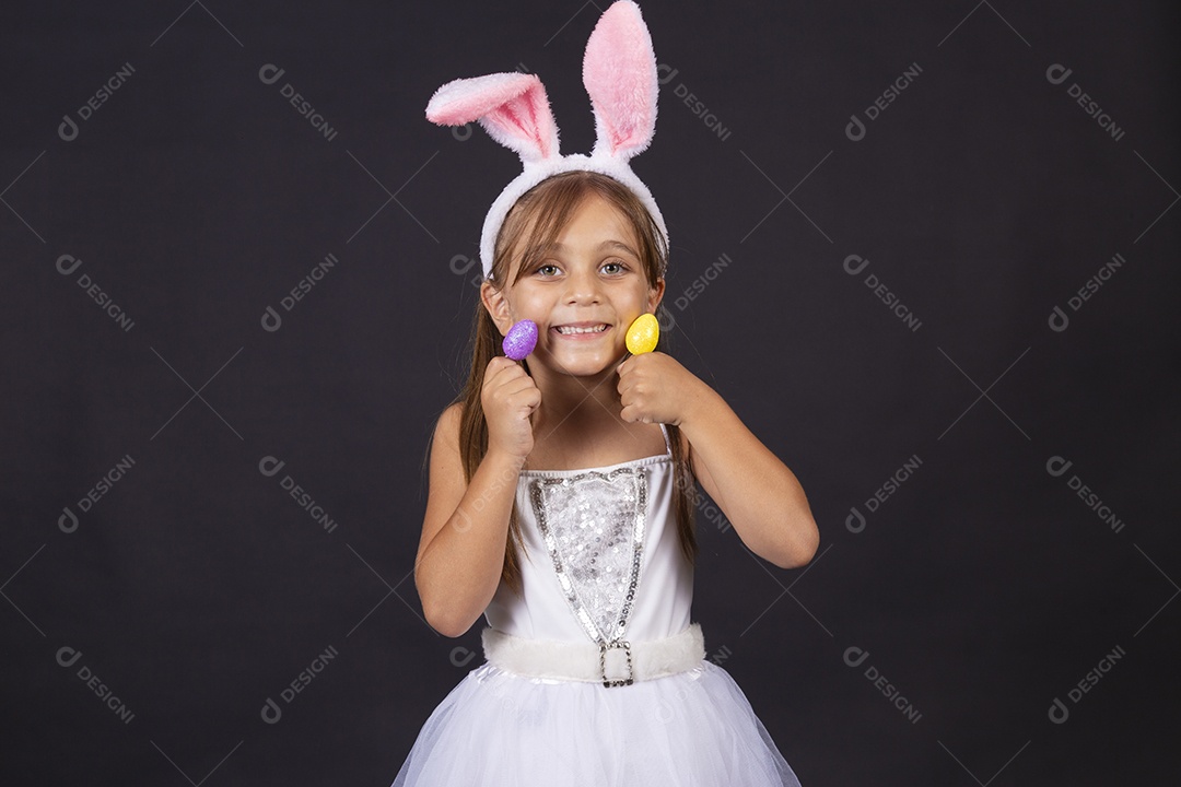 Linda garotinha fantasida celebrando páscoa