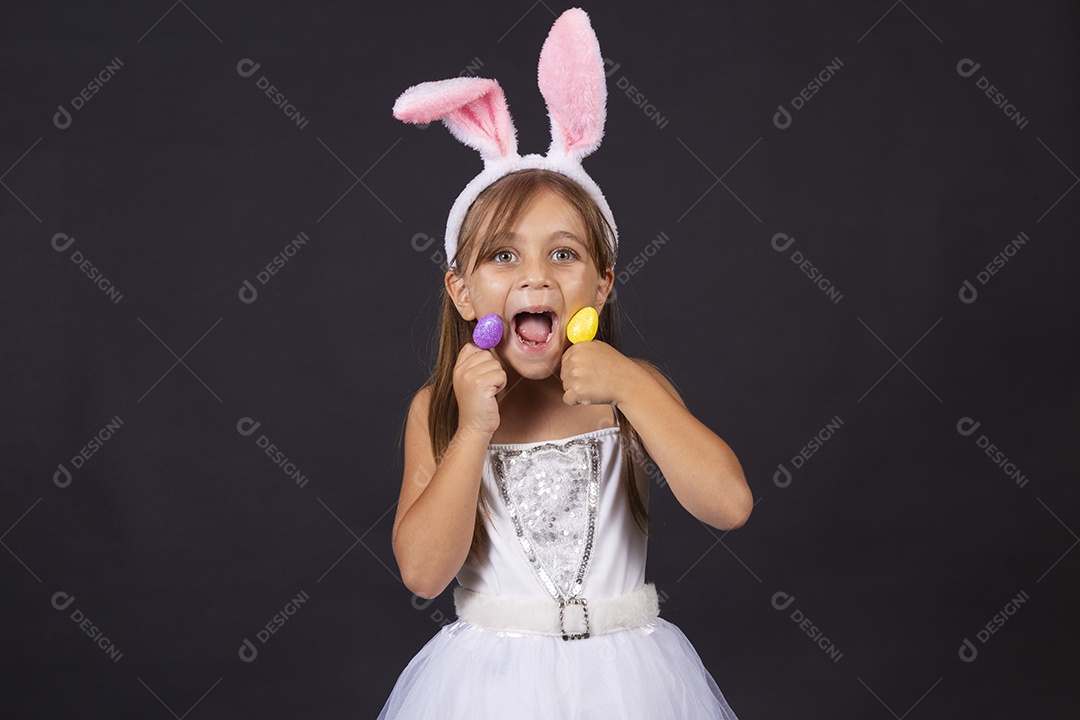 Linda garotinha fantasida celebrando páscoa