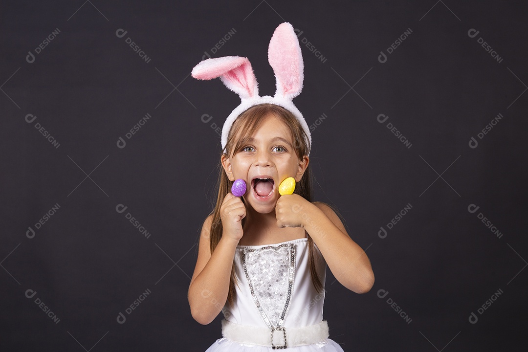 Linda garotinha fantasida celebrando páscoa