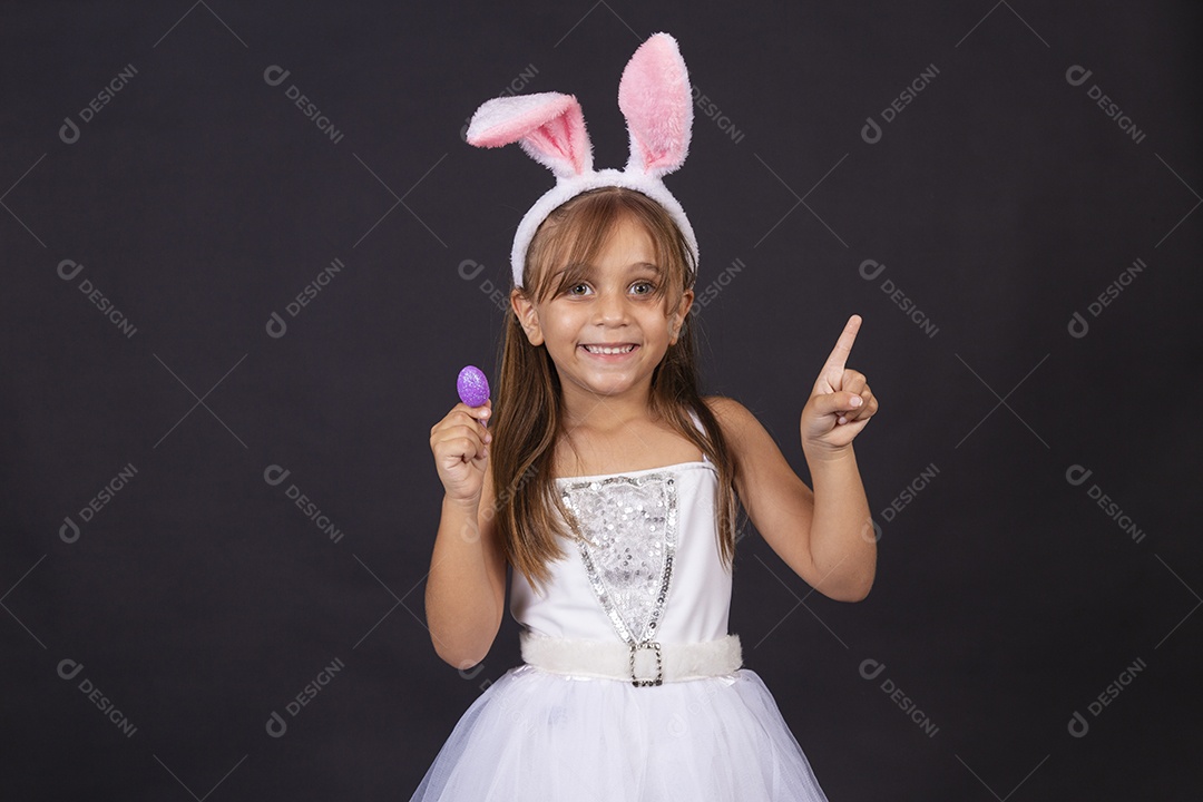 Linda garotinha fantasida celebrando páscoa