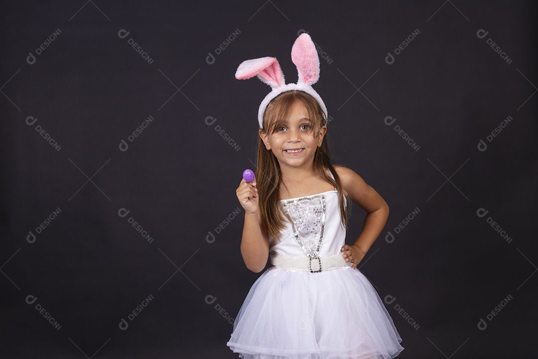 Linda garotinha fantasida celebrando páscoa