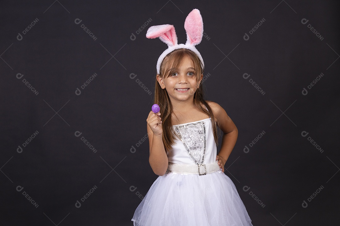 Linda garotinha fantasida celebrando páscoa