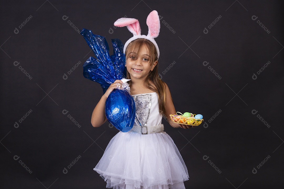 Linda garotinha fantasida celebrando páscoa